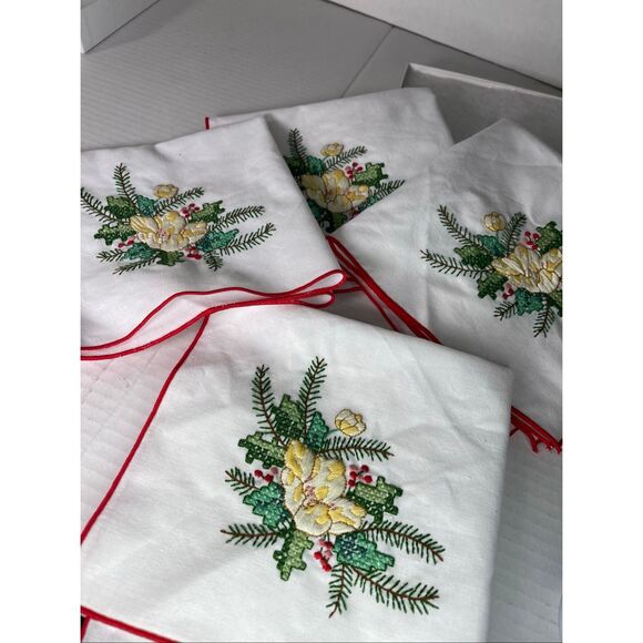 VTG Lot of 4 embroidered Christmas Holiday napkins - Picture 2 of 5